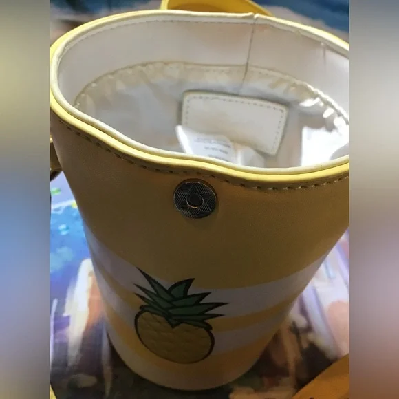 Cakeworthy dole whip purse limited release crossbody -preowned - Picture 10 of 10